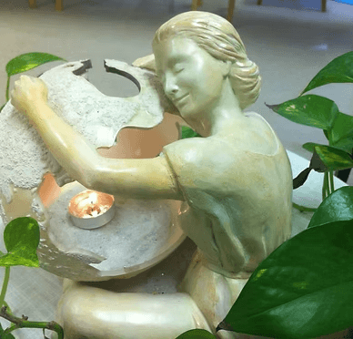 어머니와 빛을 품은 조각